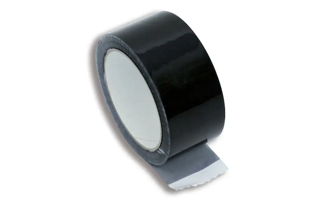 Schwarzes Klebeband auf einer Rolle, mit glatter Oberfläche und freiliegendem Ende. Die Marke "Roth" ist auf dem Innenrand der Rolle sichtbar.
